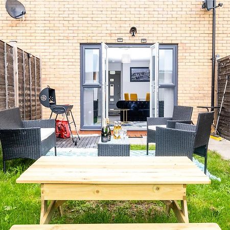 Luxury 2 Bed House City Centre ✘ Bbq & Garden ☆ Family Friendly→ Swingball & Outdoor Furniture - Free Parking → With 50 Inch Smart Tv, Free Netflix & Wifi ✘ Comfy Seating Area - By Maevela Birmingham Bagian luar foto