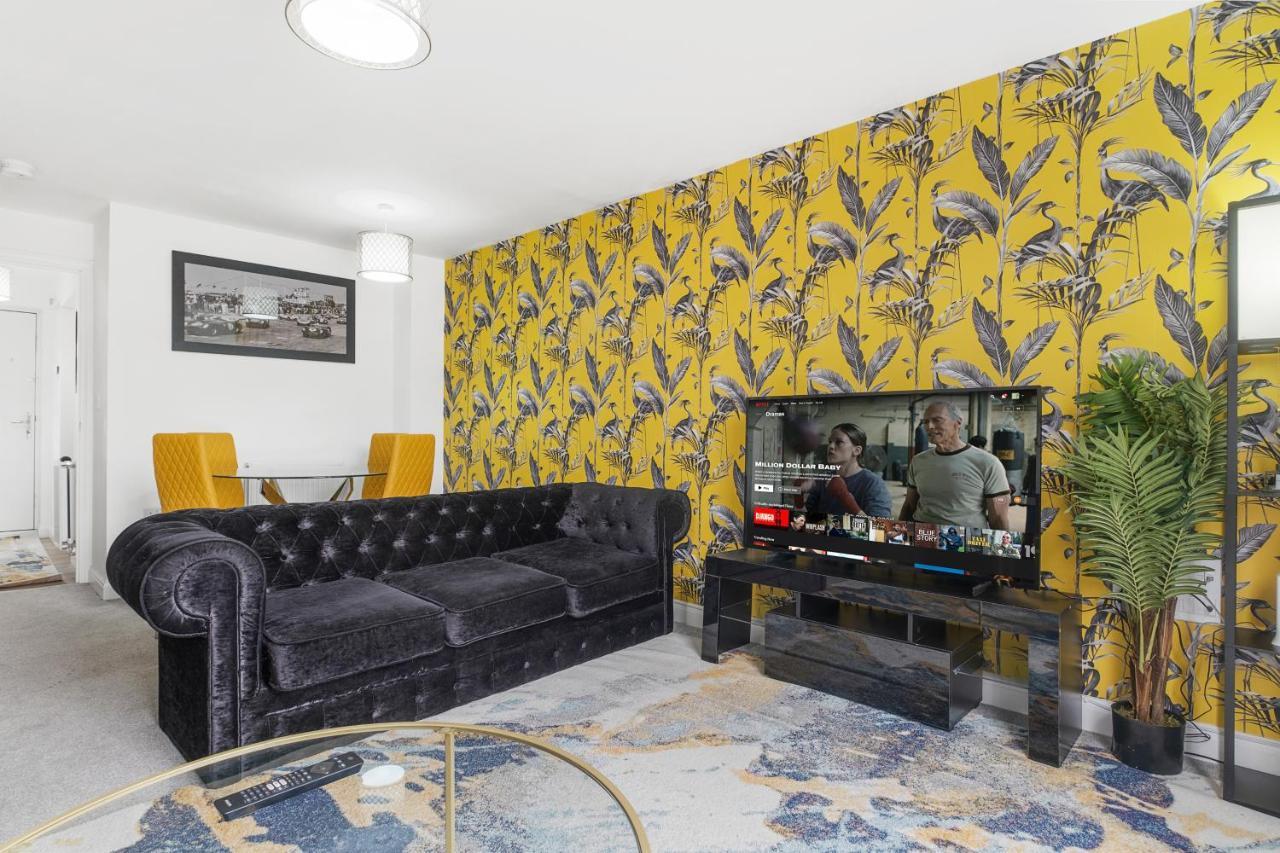 Luxury 2 Bed House City Centre ✘ Bbq & Garden ☆ Family Friendly→ Swingball & Outdoor Furniture - Free Parking → With 50 Inch Smart Tv, Free Netflix & Wifi ✘ Comfy Seating Area - By Maevela Birmingham Bagian luar foto