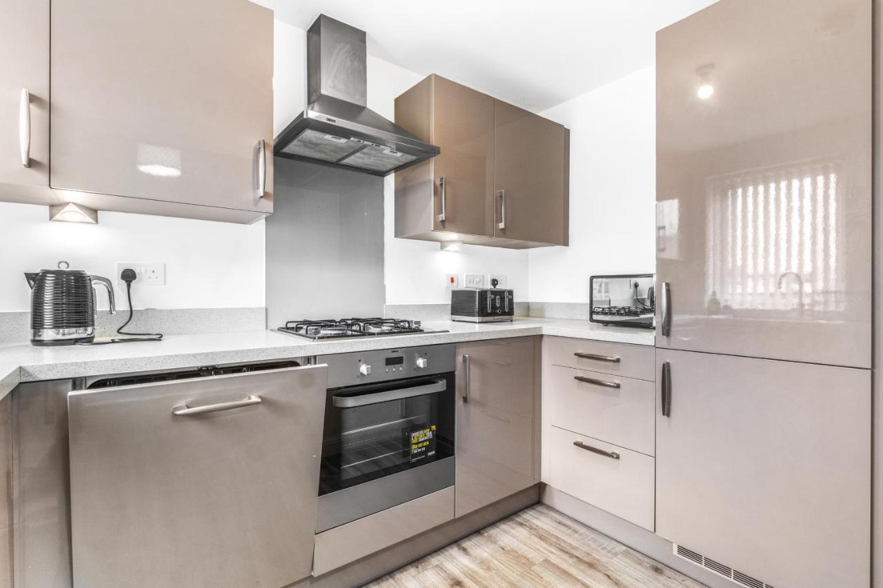 Luxury 2 Bed House City Centre ✘ Bbq & Garden ☆ Family Friendly→ Swingball & Outdoor Furniture - Free Parking → With 50 Inch Smart Tv, Free Netflix & Wifi ✘ Comfy Seating Area - By Maevela Birmingham Bagian luar foto