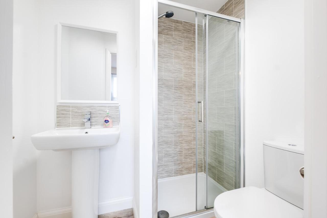 Luxury 2 Bed House City Centre ✘ Bbq & Garden ☆ Family Friendly→ Swingball & Outdoor Furniture - Free Parking → With 50 Inch Smart Tv, Free Netflix & Wifi ✘ Comfy Seating Area - By Maevela Birmingham Bagian luar foto