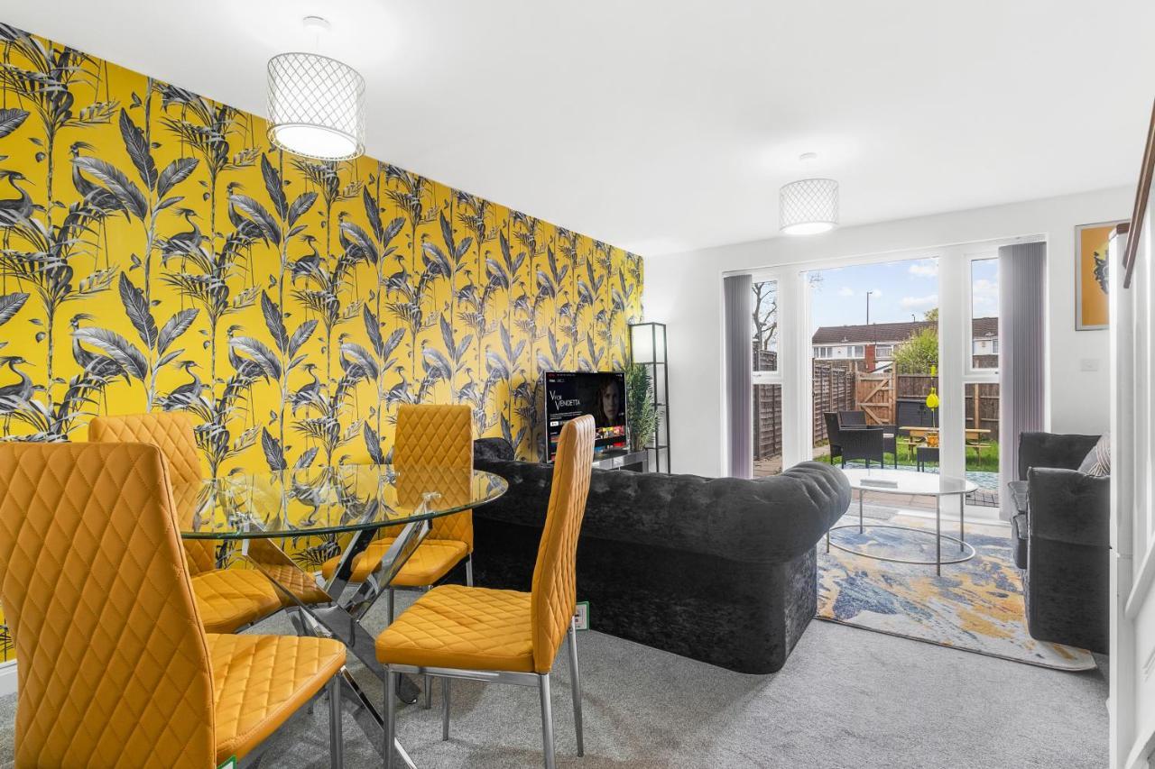 Luxury 2 Bed House City Centre ✘ Bbq & Garden ☆ Family Friendly→ Swingball & Outdoor Furniture - Free Parking → With 50 Inch Smart Tv, Free Netflix & Wifi ✘ Comfy Seating Area - By Maevela Birmingham Bagian luar foto