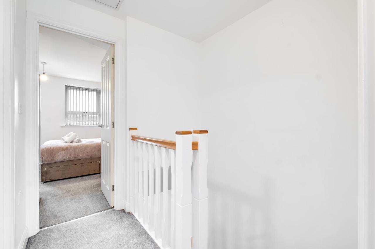 Luxury 2 Bed House City Centre ✘ Bbq & Garden ☆ Family Friendly→ Swingball & Outdoor Furniture - Free Parking → With 50 Inch Smart Tv, Free Netflix & Wifi ✘ Comfy Seating Area - By Maevela Birmingham Bagian luar foto