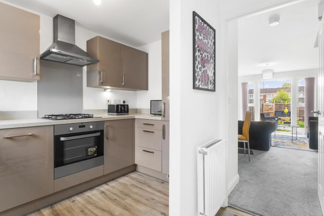 Luxury 2 Bed House City Centre ✘ Bbq & Garden ☆ Family Friendly→ Swingball & Outdoor Furniture - Free Parking → With 50 Inch Smart Tv, Free Netflix & Wifi ✘ Comfy Seating Area - By Maevela Birmingham Bagian luar foto