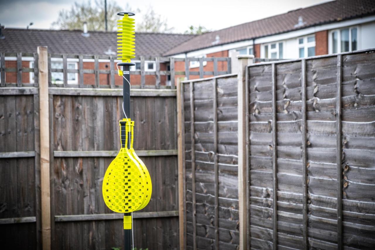 Luxury 2 Bed House City Centre ✘ Bbq & Garden ☆ Family Friendly→ Swingball & Outdoor Furniture - Free Parking → With 50 Inch Smart Tv, Free Netflix & Wifi ✘ Comfy Seating Area - By Maevela Birmingham Bagian luar foto
